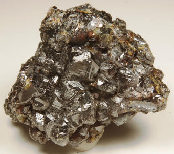 Известный российский ученый-геохимик Владимир Карпенко назвал открытый им новый минерал именем своего преподавателя Анны Вартановны Акоповой - – акоповаит