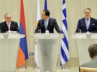 Кто и как из власть имущих советует обезопасить себя от коронавируса?