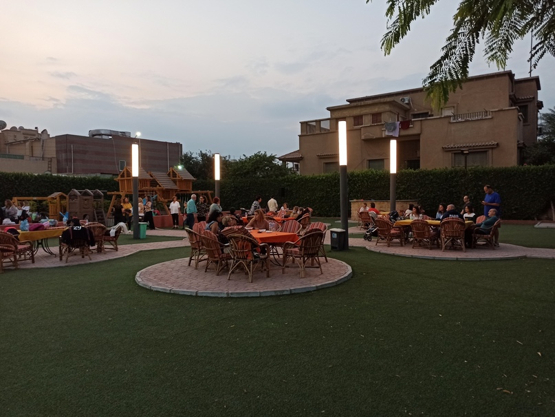 Армянский культурно-досуговый центр: взрослые пьют кофе, дети на корте